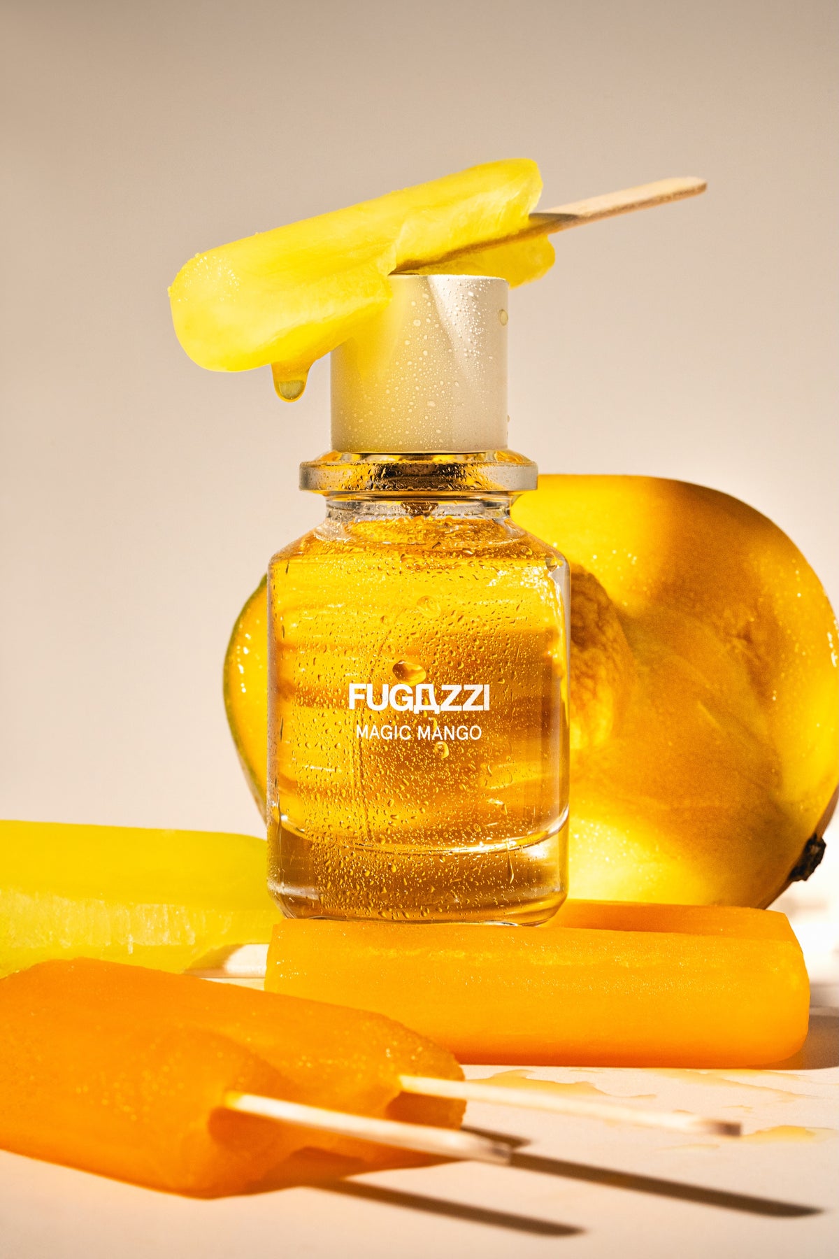 Mannequin tenant un parfum Fugazzi