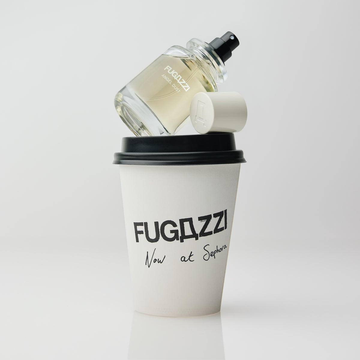 Mannequin tenant un parfum Fugazzi
