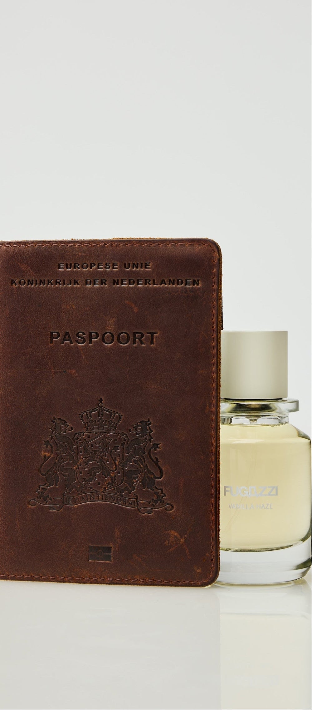 Parfum Fugazzi entouré de graines de grenade