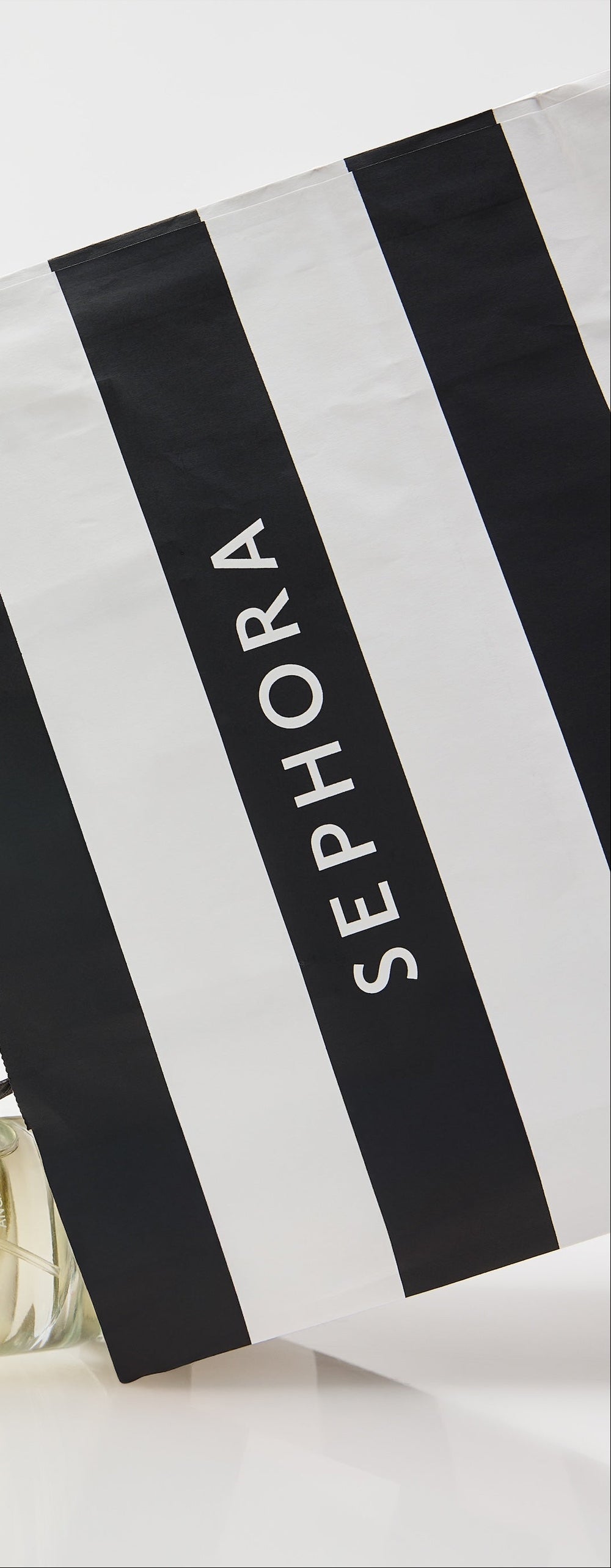 Parfum Fugazzi tenu contre un costume sombre