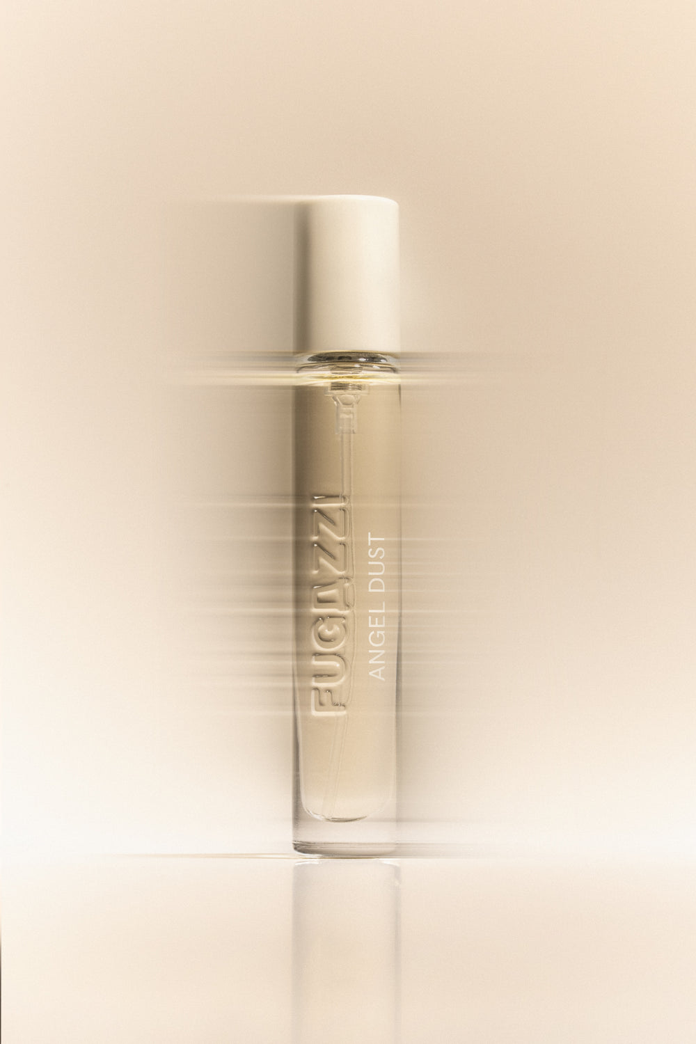 Parfum Fugazzi tenu contre un costume sombre