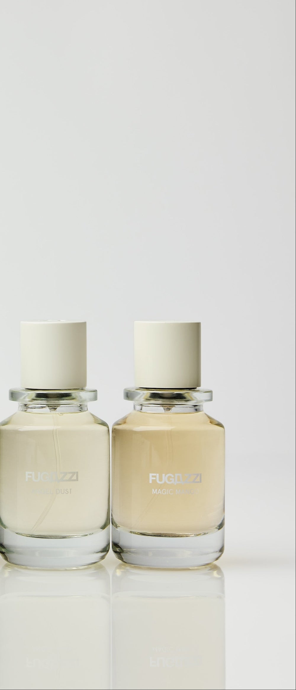 Le parfum Fugazzi posé contre un costume foncé