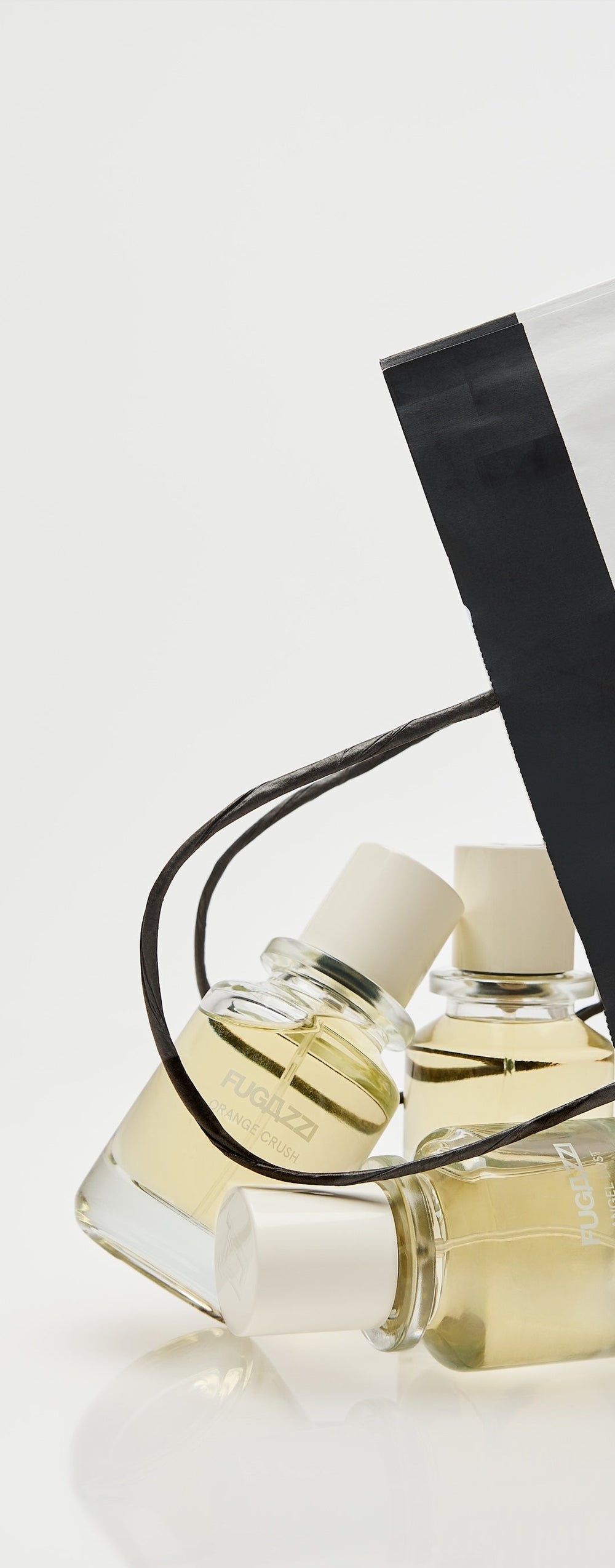Parfum Fugazzi entouré de graines de grenade