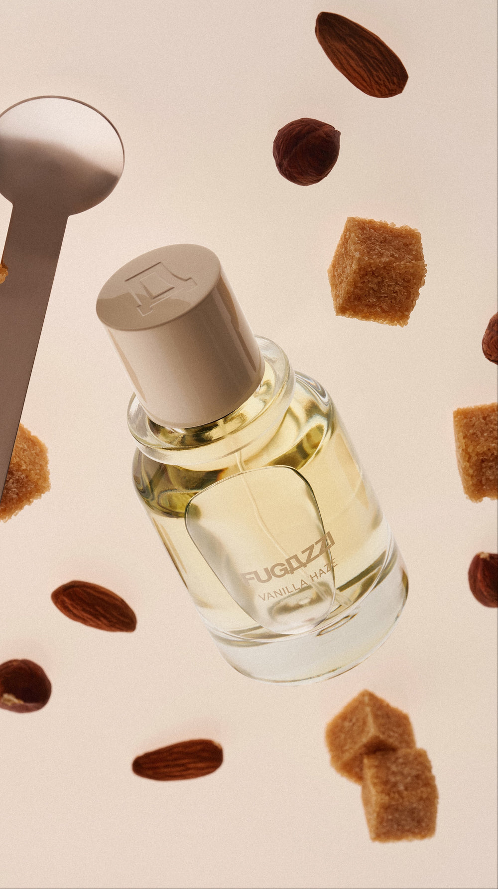 Parfum Fugazzi tenu contre un costume sombre